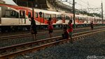 Demi Konten Kereta, Anak-anak Bermain di Rel