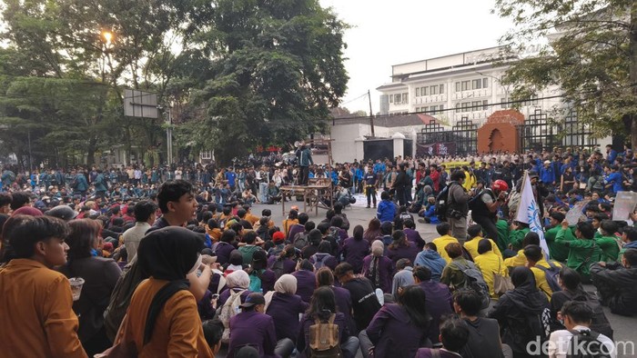 Demo BEM SI di DPRD Jabar