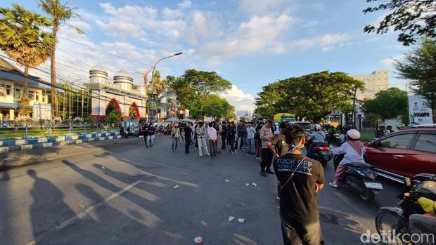 Demo di depan kampus Universitas Muhammadiyah (Unismuh). Demo di depan kampus Universitas Muhammadiyah (Unismuh).