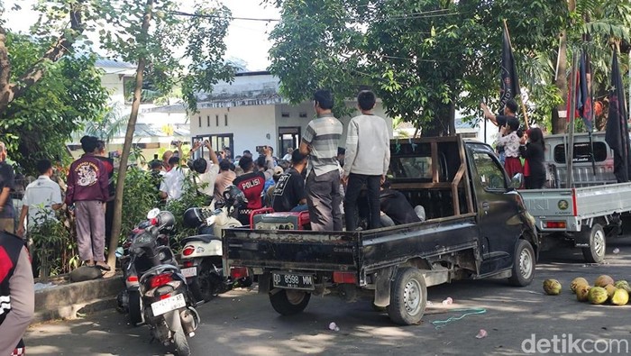 Demo di depan kantor sementara DPRD Makassar memicu kemacetan.