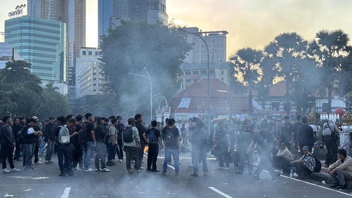 Massa berbaju hitam di Grahadi Surabaya mulai masih bertahan dan berdatangan