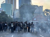 Demo Mahasiswa di Grahadi Bubar, Massa Berbaju Hitam Masih Bertahan