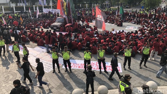 Demo mahasiswa yang berlangsung di Titik Nol Km Kota Jogja, Rabu (17/6/2026).