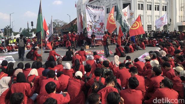 Demo mahasiswa yang berlangsung di Titik Nol Km Kota Jogja, Rabu (17/6/2026).