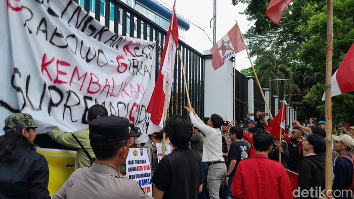 Mahasiswa demo di depan DPRD Medan minta pemerintah evaluasi sejumlah program