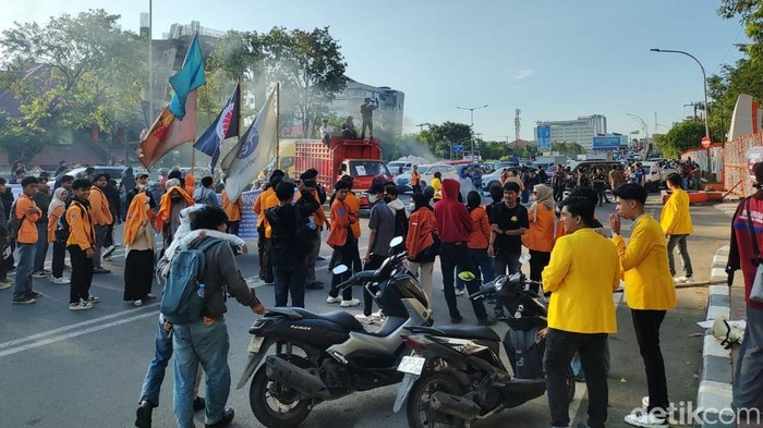 Demo mahasiswa di depan kampus Universitas Negeri Makassar (UNM) menyebabkan kemacetan.