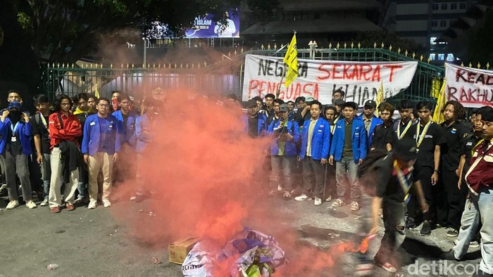 Demo mahasiswa di depan kantor Gubernur Jateng, Kota Semarang, Rabu (17/6/2026).