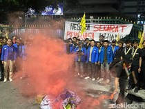 Demonstran Semarang Desak Masuk Gubernuran Dihadang Azan-Selawatan