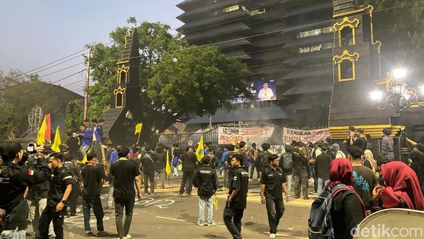 Demo mahasiswa di depan kantor Gubernur Jateng, Kota Semarang, Rabu (17/6/2026). Demo mahasiswa di depan kantor Gubernur Jateng, Kota Semarang, Rabu (17/6/2026).