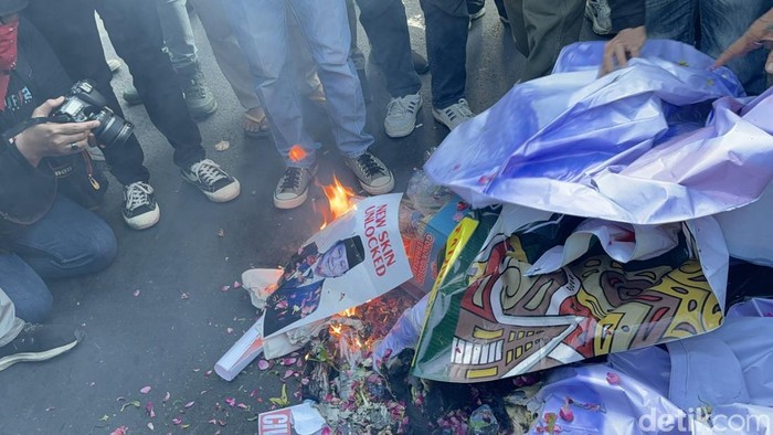 Demo mahasiswa di Surabaya bubarkan diri sambil bakar poster Prabowo Subianto