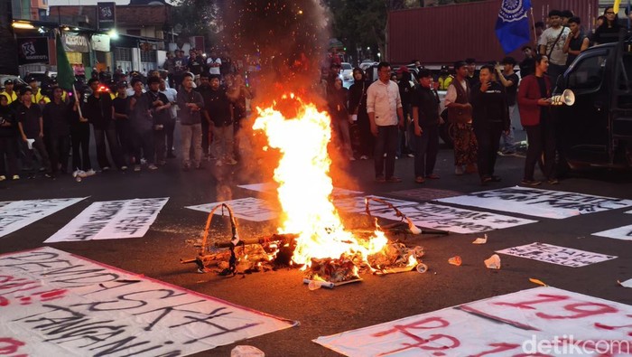 Demo mahasiswa di Tugu Kartasura, Kecamatan Kartasura, Kabupaten Sukoharjo, Rabu (17/6/2026).