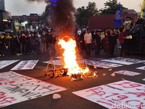 Demo di Kartasura Sukoharjo, Massa Mahasiswa Bakar Keranda