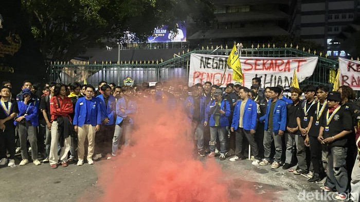 Demo mahasiswa PMII Kota Semarang di depan Kantor Gubernur Jateng, Rabu (17/6/2026).