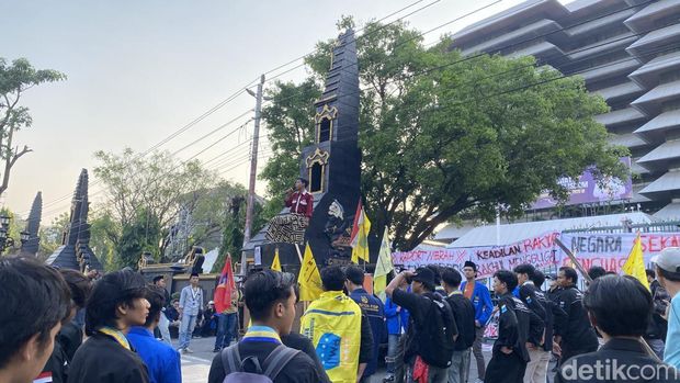 Demo massa PMII Semarang di halaman Gubernuran, Kecamatan Semarang Selatan, Kota Semarang, Rabu (17/6/2026).
