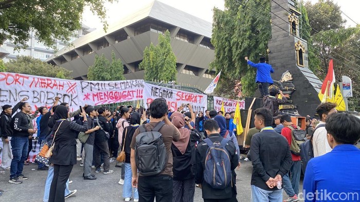 Demo massa PMII Semarang di halaman Gubernuran, Kecamatan Semarang Selatan, Kota Semarang, Rabu (17/6/2026).
