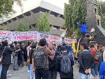 Massa Mahasiswa Semarang Demo di Halaman Kantor Gubernur Jateng