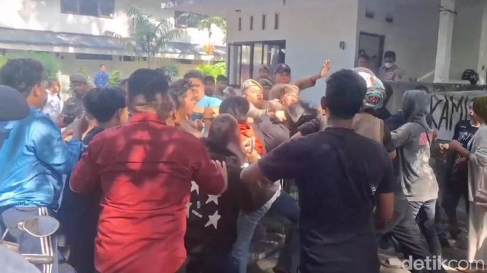 Demo PKL di depan kantor sementara DPRD Makassar berakhir ricuh.