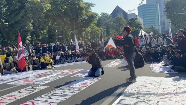 Demo mahasiswa di Grahadi Surabaya diiringi pembacaan puisi