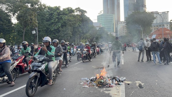 Jalan Gubernur Suryo seberang Grahadi dibuka kembali setelah demo mahasiswa bubar