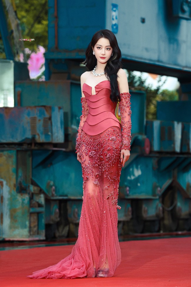 Wanita 34 tahun itu juga melengkapi penampilan dengan perhiasan mewah, menjadikannya salah satu selebriti yang paling banyak dibicarakan malam itu. Foto: Weibo