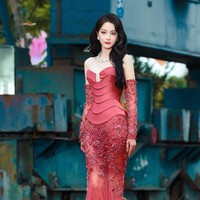 Wanita 34 tahun itu juga melengkapi penampilan dengan perhiasan mewah, menjadikannya salah satu selebriti yang paling banyak dibicarakan malam itu. Foto: Weibo