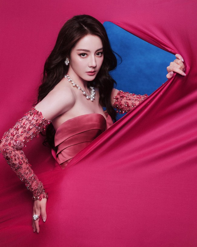 Meski belum absen terlalu lama, penggemar tampaknya selalu menantikan Dilraba. Namanya pun langsung jadi trending selagi gayanya memakai dress merah berpotongan mermaid yang elegan sekaligus seksi di waktu bersamaan. Foto: Weibo