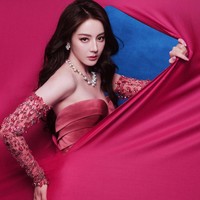 Meski belum absen terlalu lama, penggemar tampaknya selalu menantikan Dilraba. Namanya pun langsung jadi trending selagi gayanya memakai dress merah berpotongan mermaid yang elegan sekaligus seksi di waktu bersamaan. Foto: Weibo