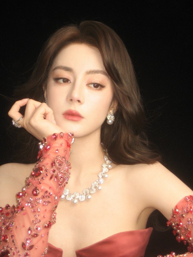 Dilraba telah membangun reputasi sebagai salah satu ikon fashion paling berpengaruh di antara aktris Tiongkok kelahiran tahun 1990-an. Dikenal karena fitur wajah khas Uighur, kehadiran Dilraba sulit dilewatkan. Foto: Weibo