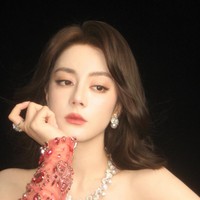 Dilraba telah membangun reputasi sebagai salah satu ikon fashion paling berpengaruh di antara aktris Tiongkok kelahiran tahun 1990-an. Dikenal karena fitur wajah khas Uighur, kehadiran Dilraba sulit dilewatkan. Foto: Weibo