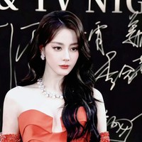 Selain itu, banyak netizen yang menyoroti kesuksesan Dilraba mempertahankan popularitasnya hingga masih jadi selebriti paling banyak dibicarakan meski sudah lama di dunia hiburan. Foto: Weibo