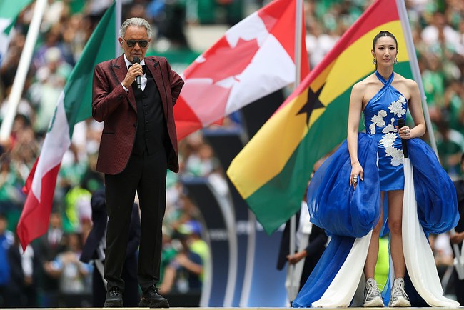 Penyanyi Korea-Amerika ini terlihat memakai sneakers warna silver. Pilihan itu ternyata bukan tanpa alasan. EJAE sengaja memakai sneakers untuk menjaga permukaan rumput stadion agar tidak rusak selama pertunjukan berlangsung. Foto: Getty Images/Carl Recine