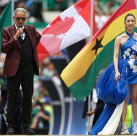 Penyanyi Korea-Amerika ini terlihat memakai sneakers warna silver. Pilihan itu ternyata bukan tanpa alasan. EJAE sengaja memakai sneakers untuk menjaga permukaan rumput stadion agar tidak rusak selama pertunjukan berlangsung. Foto: Getty Images/Carl Recine