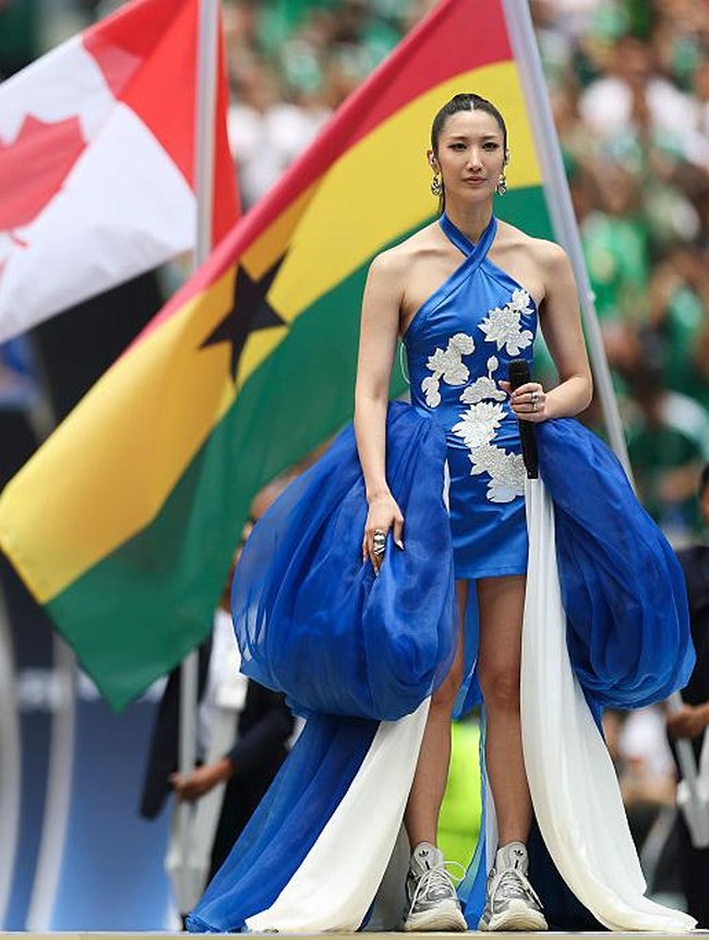 Setelah acara berlangsung, media sosial dipenuhi komentar penasaran soal sneakers yang dipakai EJAE. Banyak juga penggemar memuji pilihannya. “Dia pasti pakai sneakers demi melindungi rumput stadion,” tulis seorang netizen. Foto: Getty Images/Carl Recine