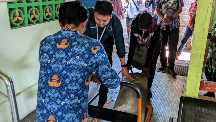 Evakuasi prasasti di gang Dukuh Jogodayoh Lor, Desa Gumulan, Kecamatan Klaten Tengah.