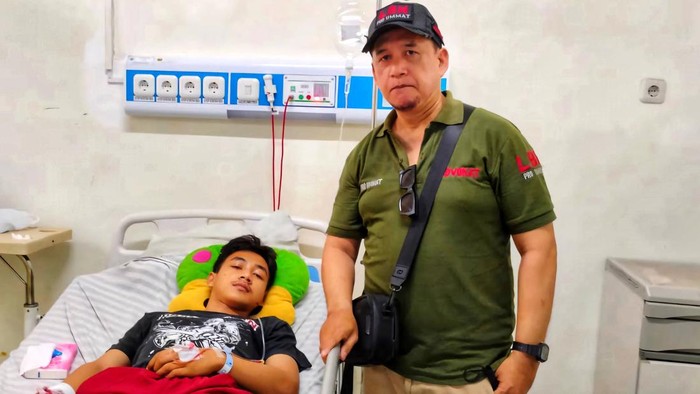 Fatar Firmansyah (18) didampingi kuasa hukum dari LBH Pro Umat. Ia menjadi korban kebrutalan pelajar bersama temannya Richo (17). Keduanya kini masih tertahan di RSUD Sekarwangi karena kendala biaya.