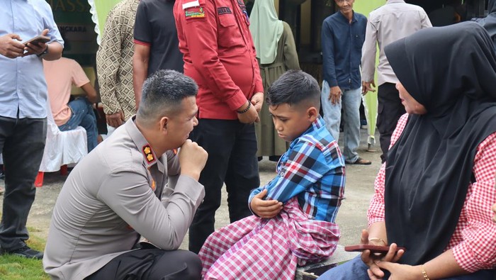 Foto: Kapolres Bengkalis saat memantau sunat massal gratis (Dok Polres Bengkalis)