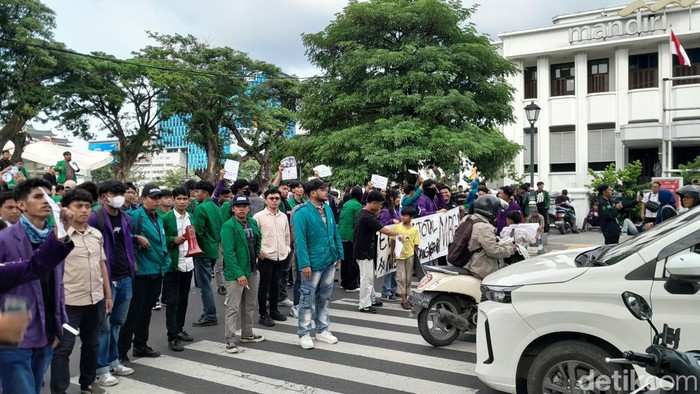 Foto: Mahasiswa berdemonstrasi di depan Lapangan Merdeka Medan. (Rechtin Hani Ritonga/detikSumut)