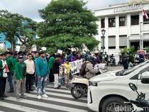 Mahasiswa Tutup Jalan Lapangan Merdeka Medan, Tuntut Cabut Revisi UU Polri