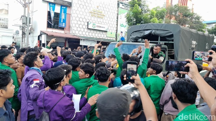 Foto: Momen mahasiswa memaksa truk TNI untuk putar balik saat akan melintas di Jalan Balai Kota. (Rechtin Hani Ritonga/detikSumut)