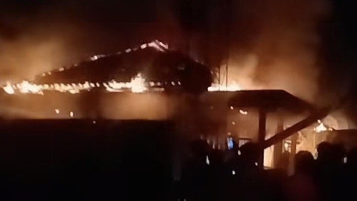 Foto: Suasana saat warga bakar kantor serta rumah dinas PT APN (dok. Istimewa)