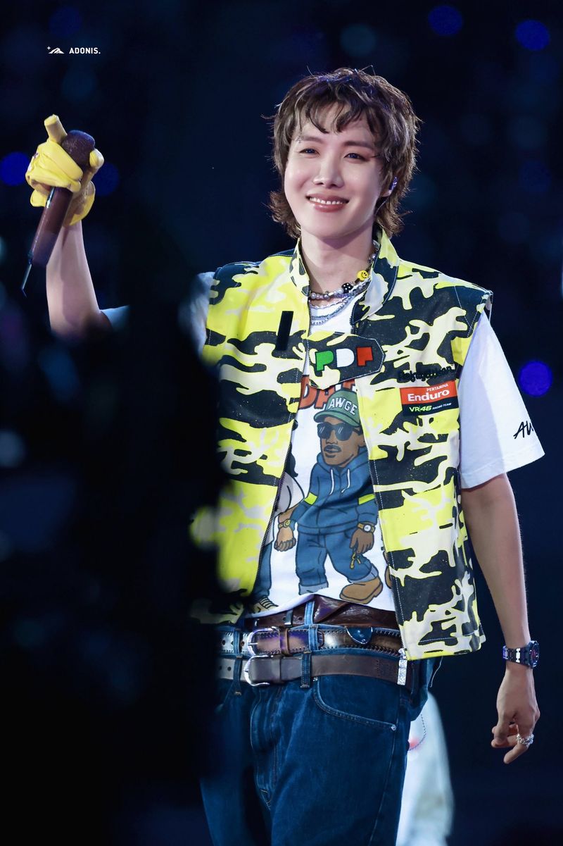 Gaya J-Hope BTS pakai vest bertuliskan Pertamina Enduro VR46 saat konser di Busan.