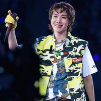 Gaya J-Hope BTS Pakai Vest Pertamina Enduro VR46, Auto Bikin Salfok