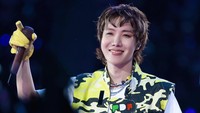 Gaya J-Hope BTS Pakai Vest Pertamina Enduro VR46, Auto Bikin Salfok