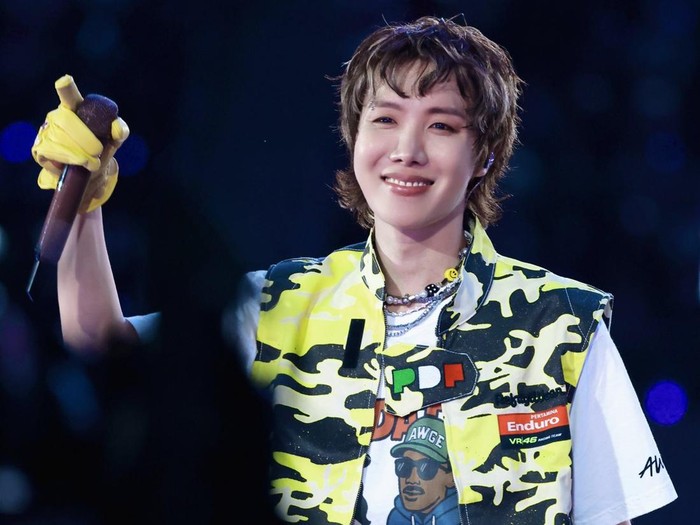 Gaya J-Hope BTS pakai vest bertuliskan Pertamina Enduro VR46 saat konser di Busan.
