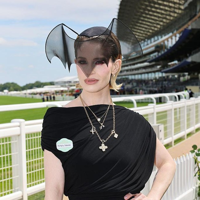 Foto: Gaya Kelly Osbourne Kenang Ayah dengan Aksesori Kelelawar di Royal Ascot