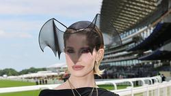 Foto: Gaya Kelly Osbourne Kenang Ayah dengan Aksesori Kelelawar di Royal Ascot