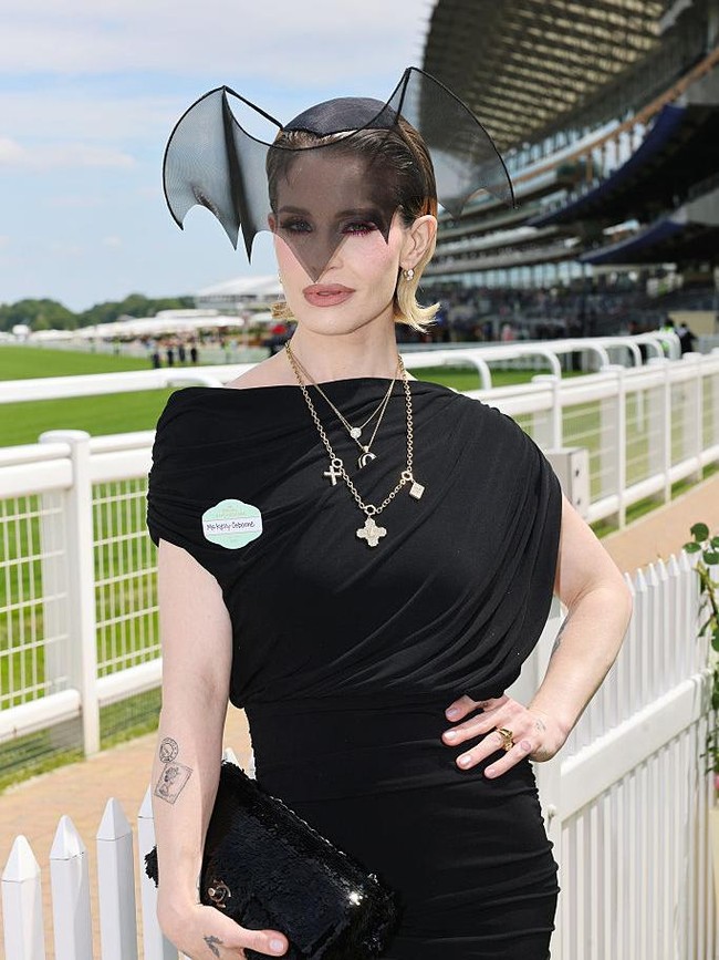 Foto: Gaya Kelly Osbourne Kenang Ayah dengan Aksesori Kelelawar di Royal Ascot