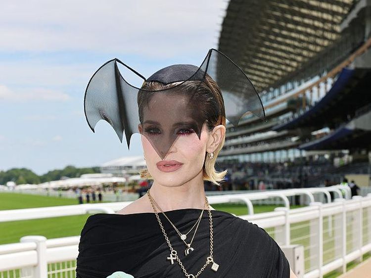 Foto: Gaya Kelly Osbourne Kenang Ayah dengan Aksesori Kelelawar di Royal Ascot