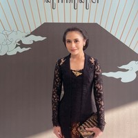 Gaya Prilly-Raline Shah Berkebaya Hadiri Malam 1 Suro Pura Mangkunegaran