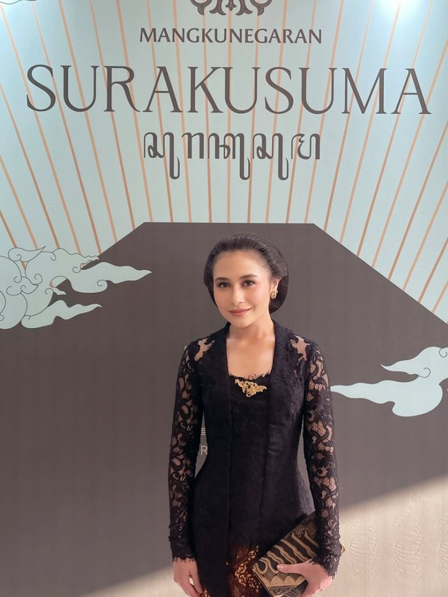 Gaya Prilly-Raline Shah Berkebaya Hadiri Malam 1 Suro Pura Mangkunegaran